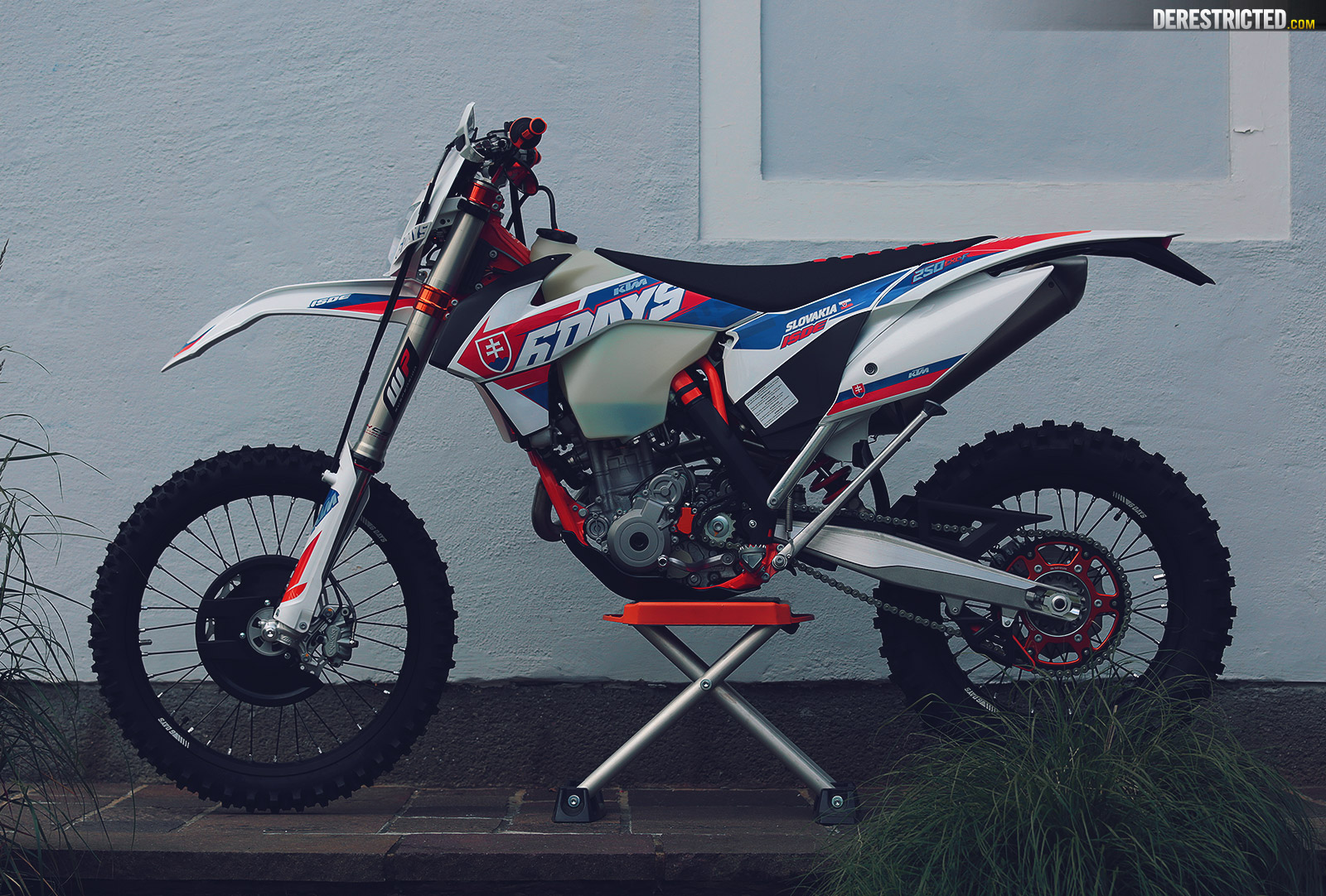 KTM EXC 2016 Six Days Slovakia nhìn ngang trên chân chống