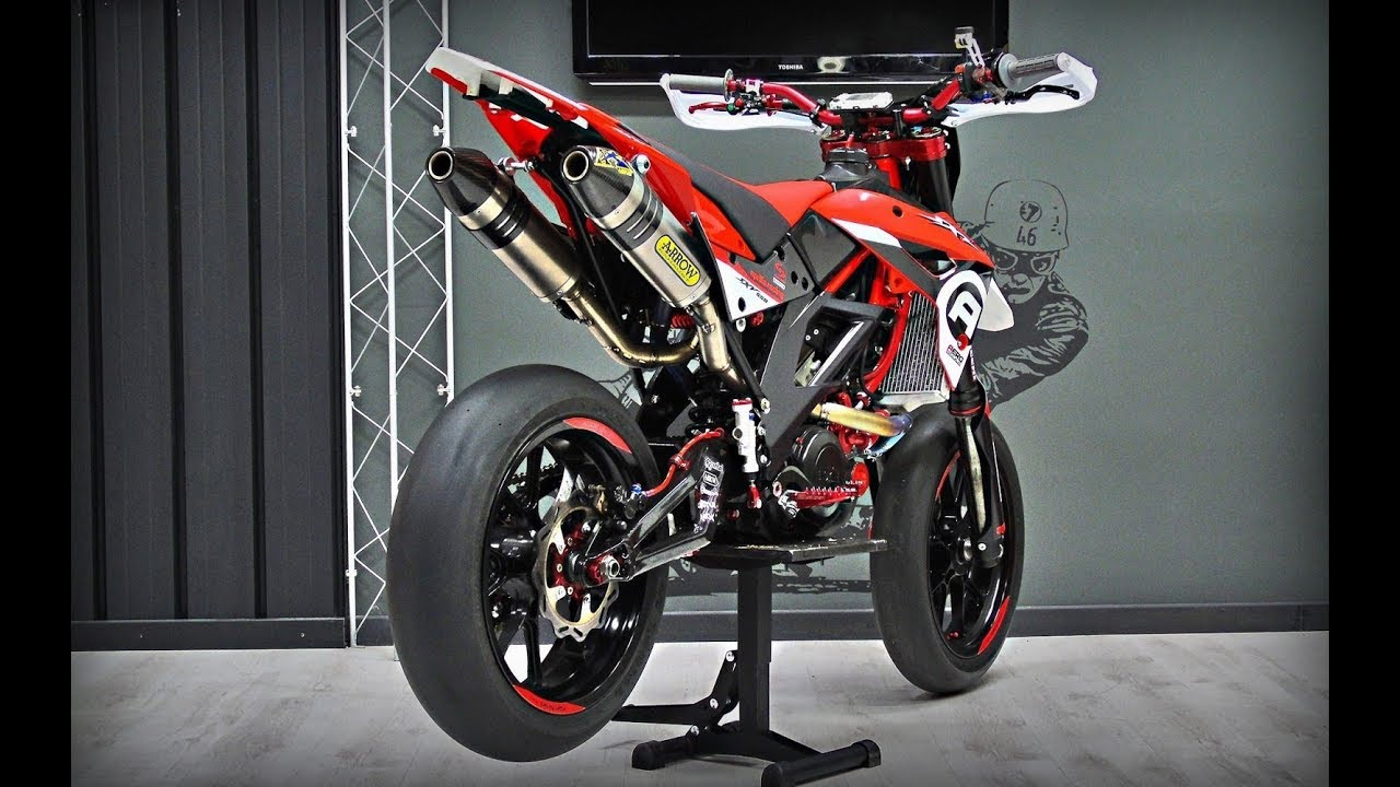 Xe supermoto đỏ đen dựng chân chống trong garage
