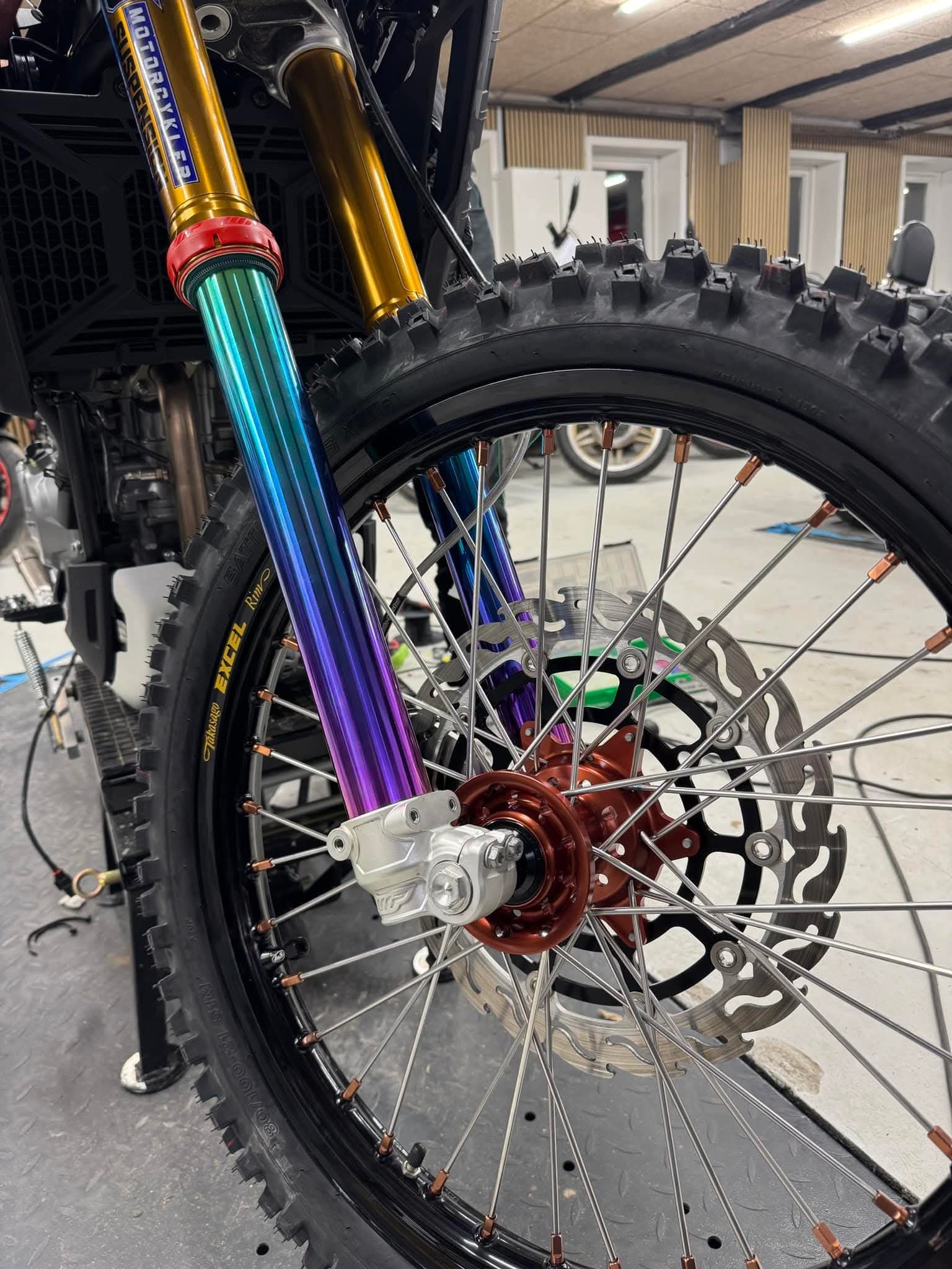 Phuộc trước và bánh căm CFMOTO 450MT bản đua