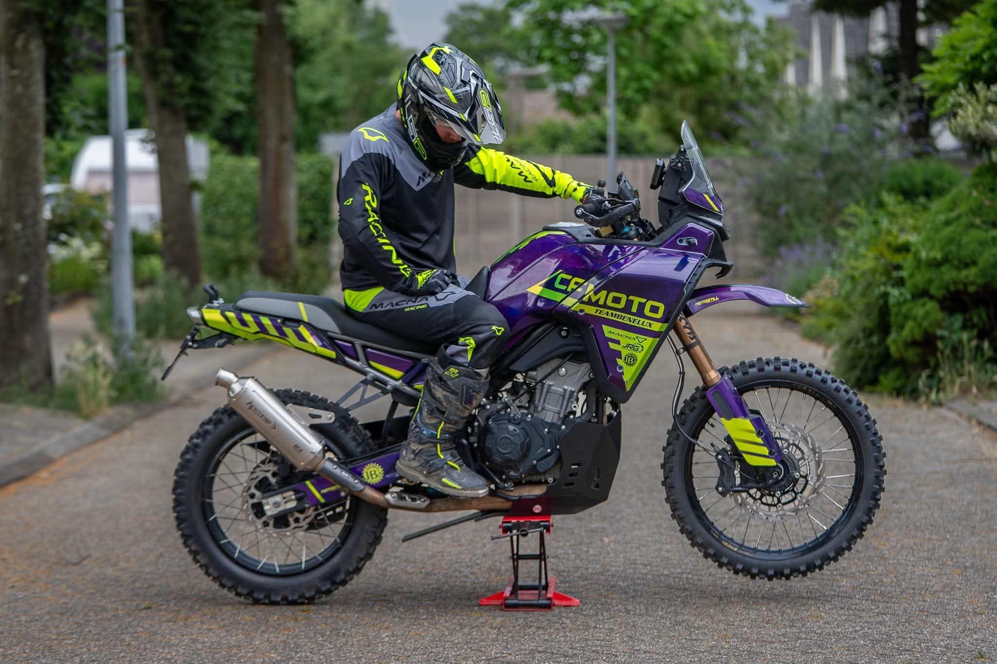 CFMOTO 450MT tem tím và tay đua