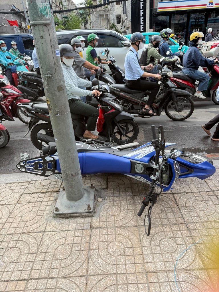 Dòng xe máy dừng chờ đèn đỏ trên đường phố TP.HCM, nơi người chân ngắn dễ mất thăng bằng