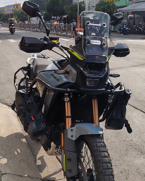 Cặp đèn trợ sáng Kewig K11 lắp trên CFMoto 450MT