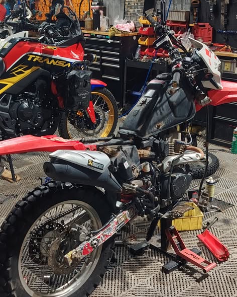 Xe cào cào Honda CRF từng chạy cho thuê, lột dàn áo trên ben nâng, bám đầy sình đất đỏ