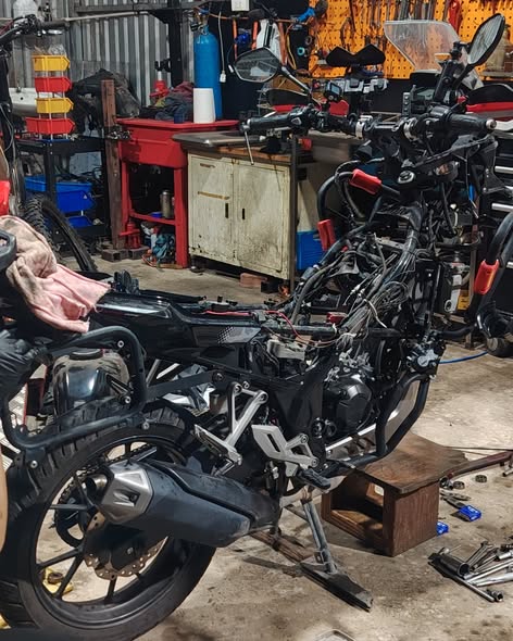 Honda CB150X được lột dàn áo để bảo dưỡng Full Service