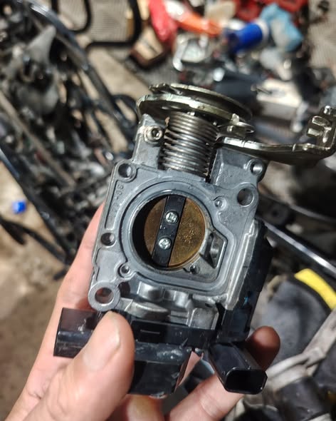 Chi tiết lốc máy Honda CB150X sau khi rửa sạch bùn đất