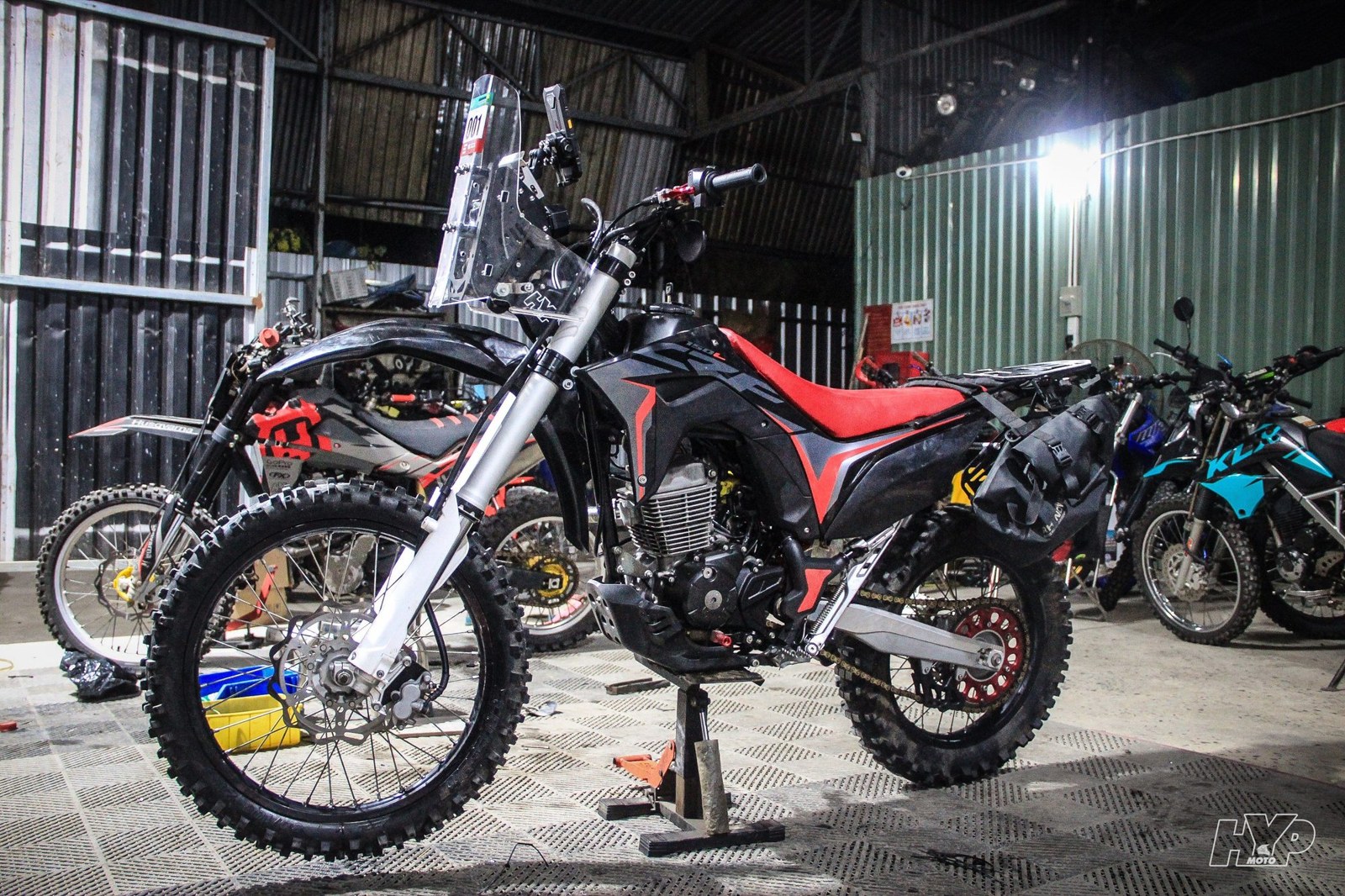 Honda CRF150 dàn áo đen đỏ trên chân dựng tại xưởng HYPmoto