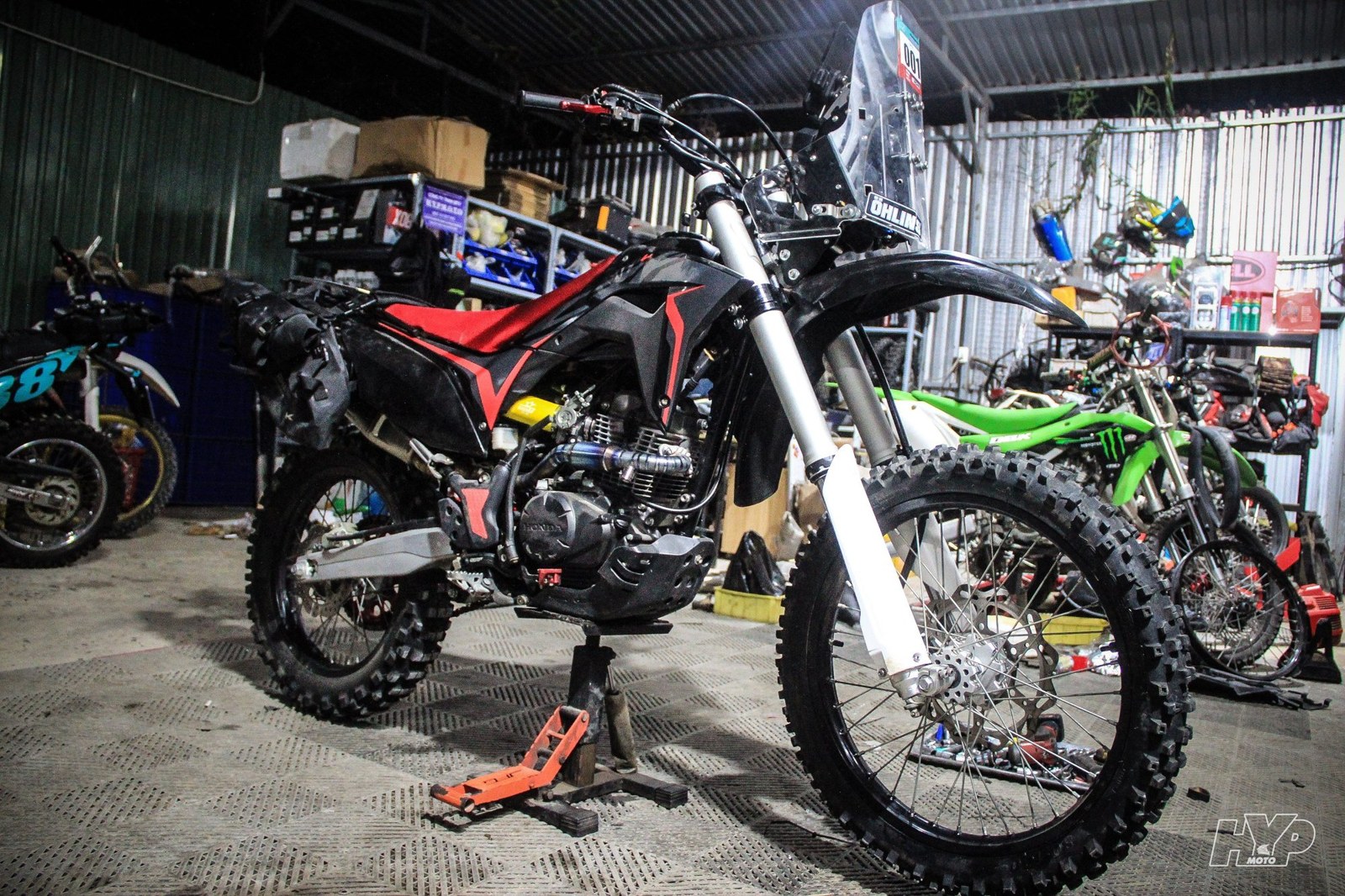 Honda CRF150 đen đỏ nhìn chéo trước