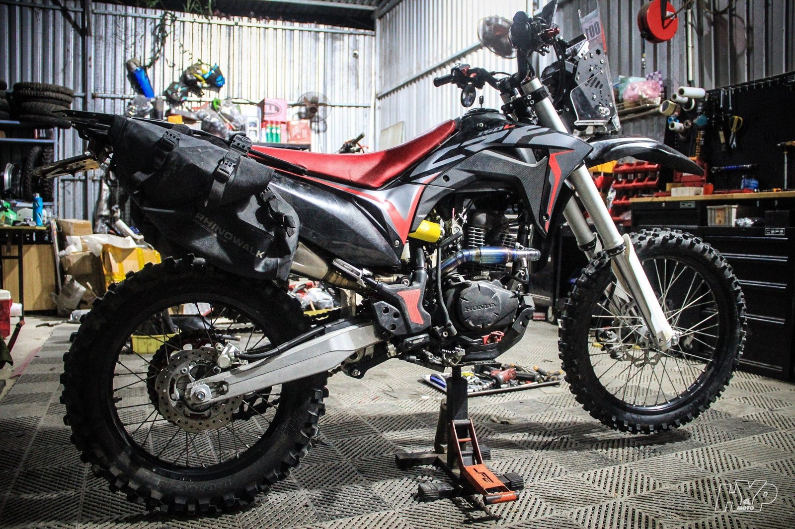 Honda CRF150 đen đỏ có túi hông, nhìn bên phải