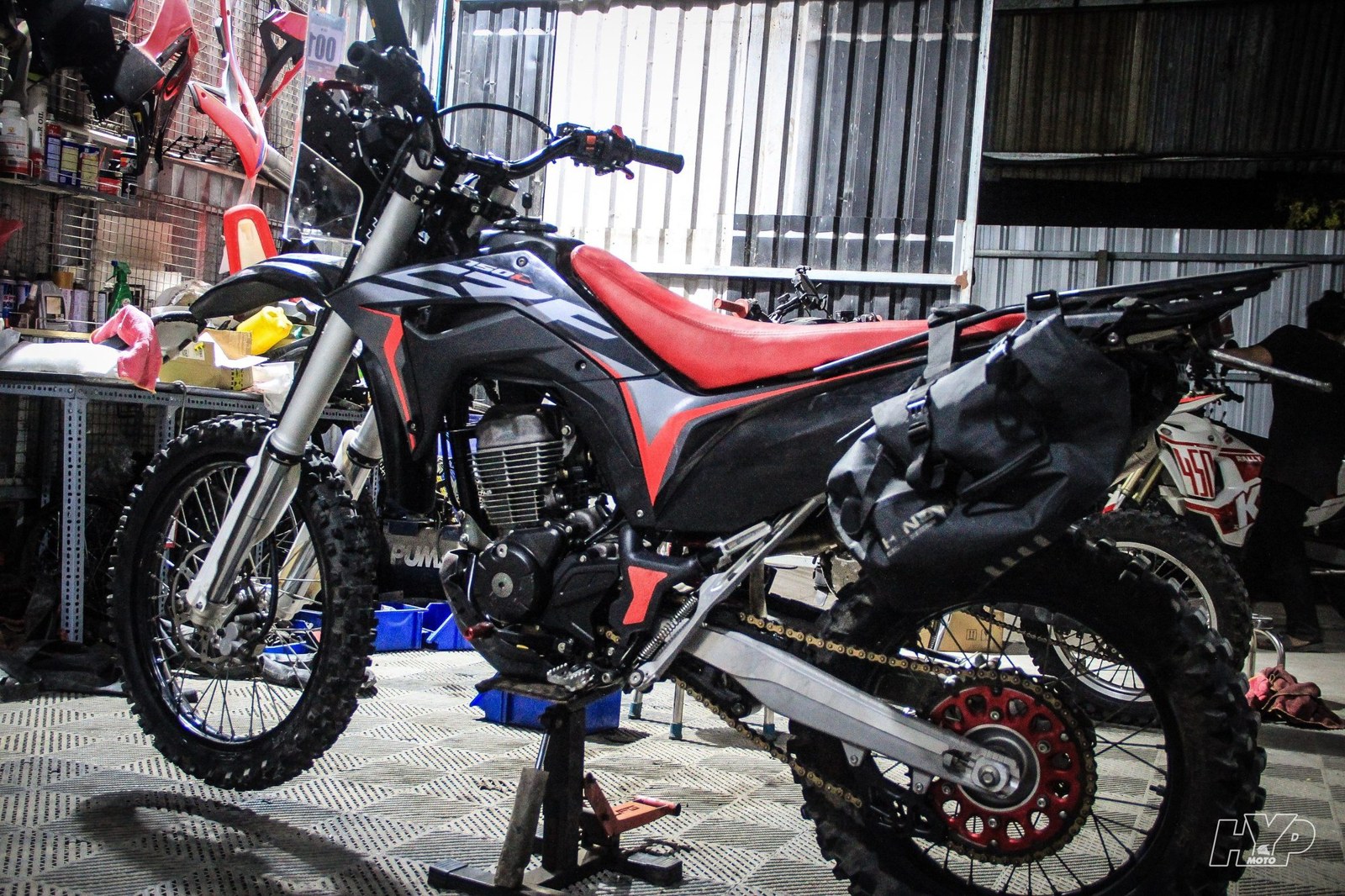 Honda CRF150 đen đỏ nhìn chéo sau