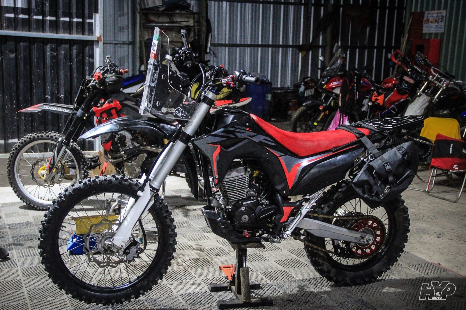 Honda CRF150 đen đỏ trong xưởng