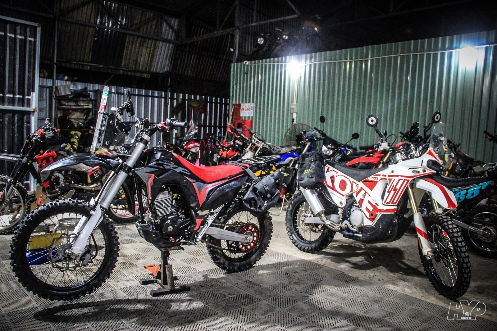 Honda CRF150 đứng cùng dàn xe rally trong xưởng