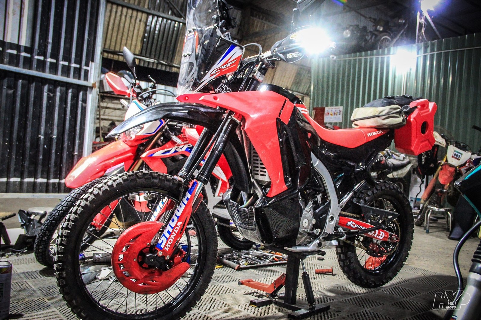 Honda CRF150 Rally dàn áo đỏ, vành đỏ, nhìn chéo trước