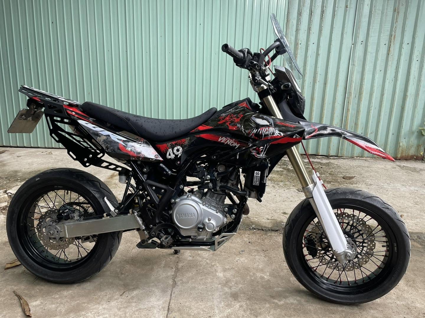 Xe supermoto đen đỏ lên baga HYP style Rally