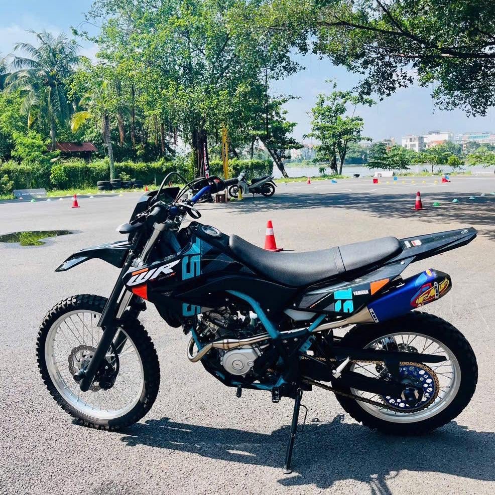 Xe cào cào đen xanh ngọc cho CLB Saigon Enduro