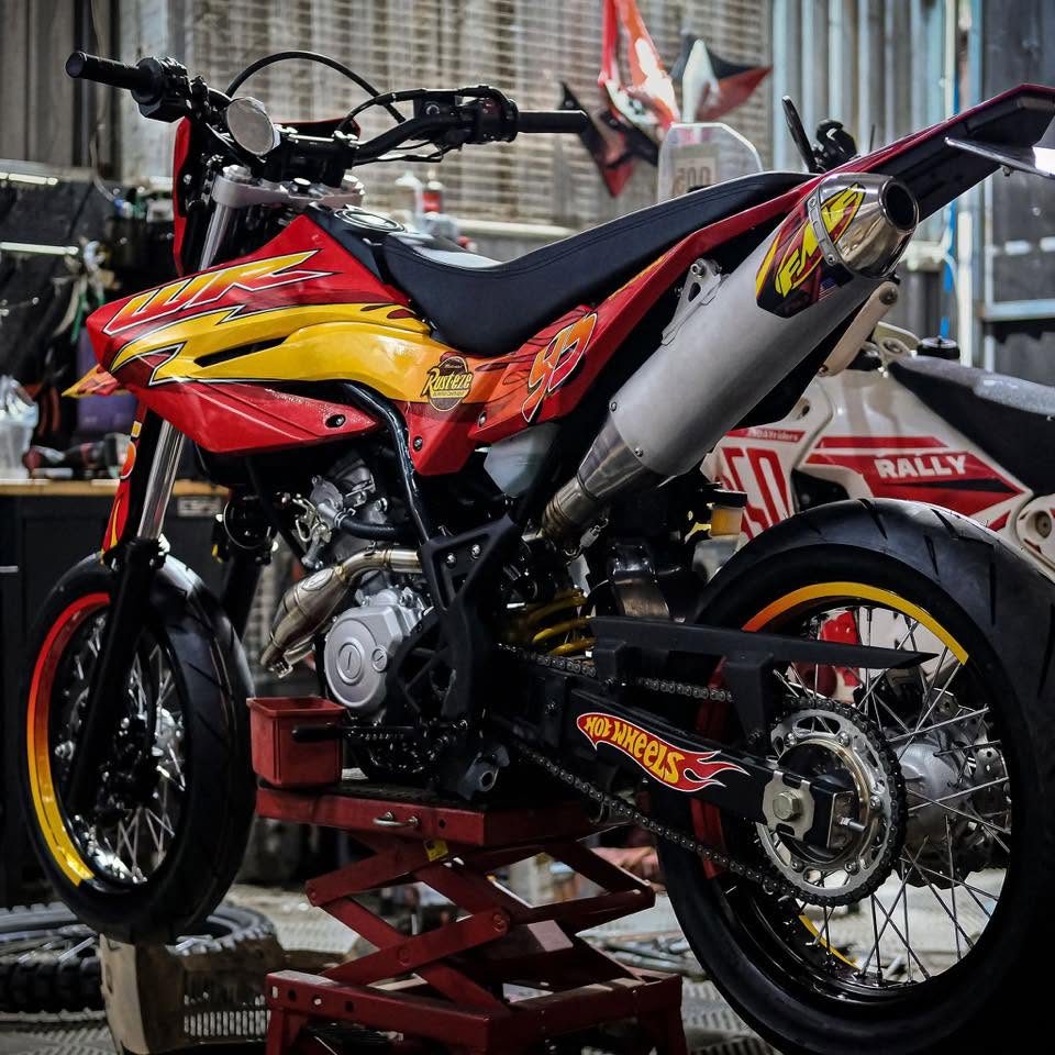 Yamaha WR155R Supermoto Hot Wheels, pô FMF