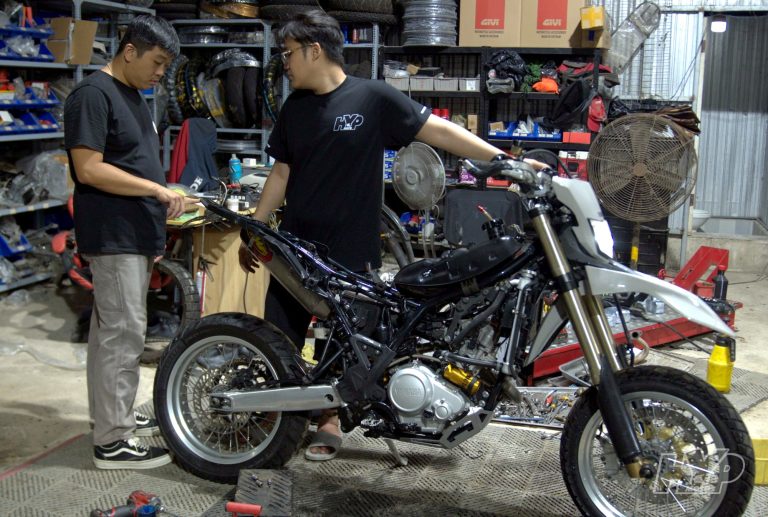 Anh em HYPmoto trò chuyện với khách tại xưởng