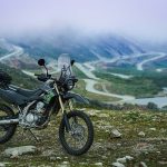 Kawasaki KLX300 XPL 2027 đậu trên đường núi