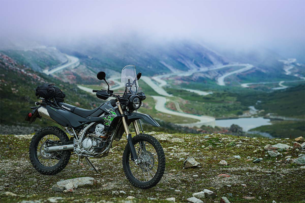 Kawasaki KLX300 XPL 2027 đậu trên đường núi