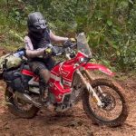 Kove 450 Rally bám đầy bùn đất đỏ sau chuyến Tây Côn Lĩnh, tại xưởng HYP Moto