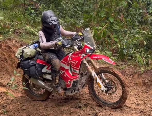 Kove 450 Rally bám đầy bùn đất đỏ sau chuyến Tây Côn Lĩnh, tại xưởng HYP Moto