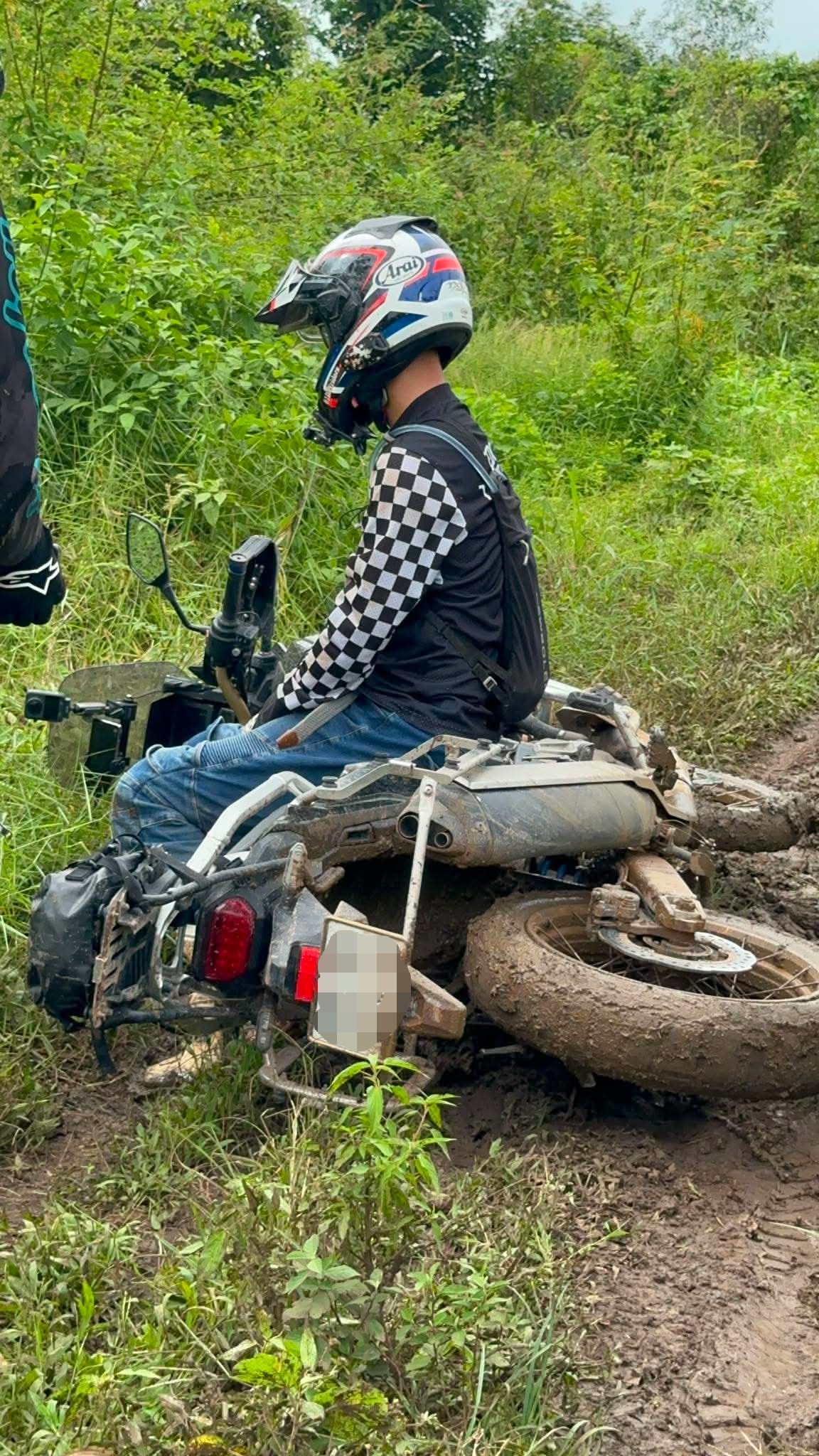 Tay đua đội mũ bảo hiểm trên cung đường trail cây xanh, người chạy xe off-road của HYPmoto