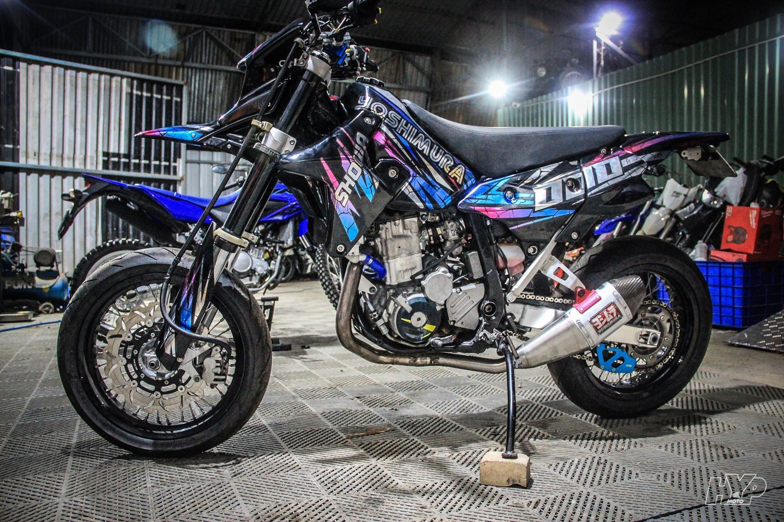 Suzuki DRZ supermoto dàn tem tím xanh trên chân dựng