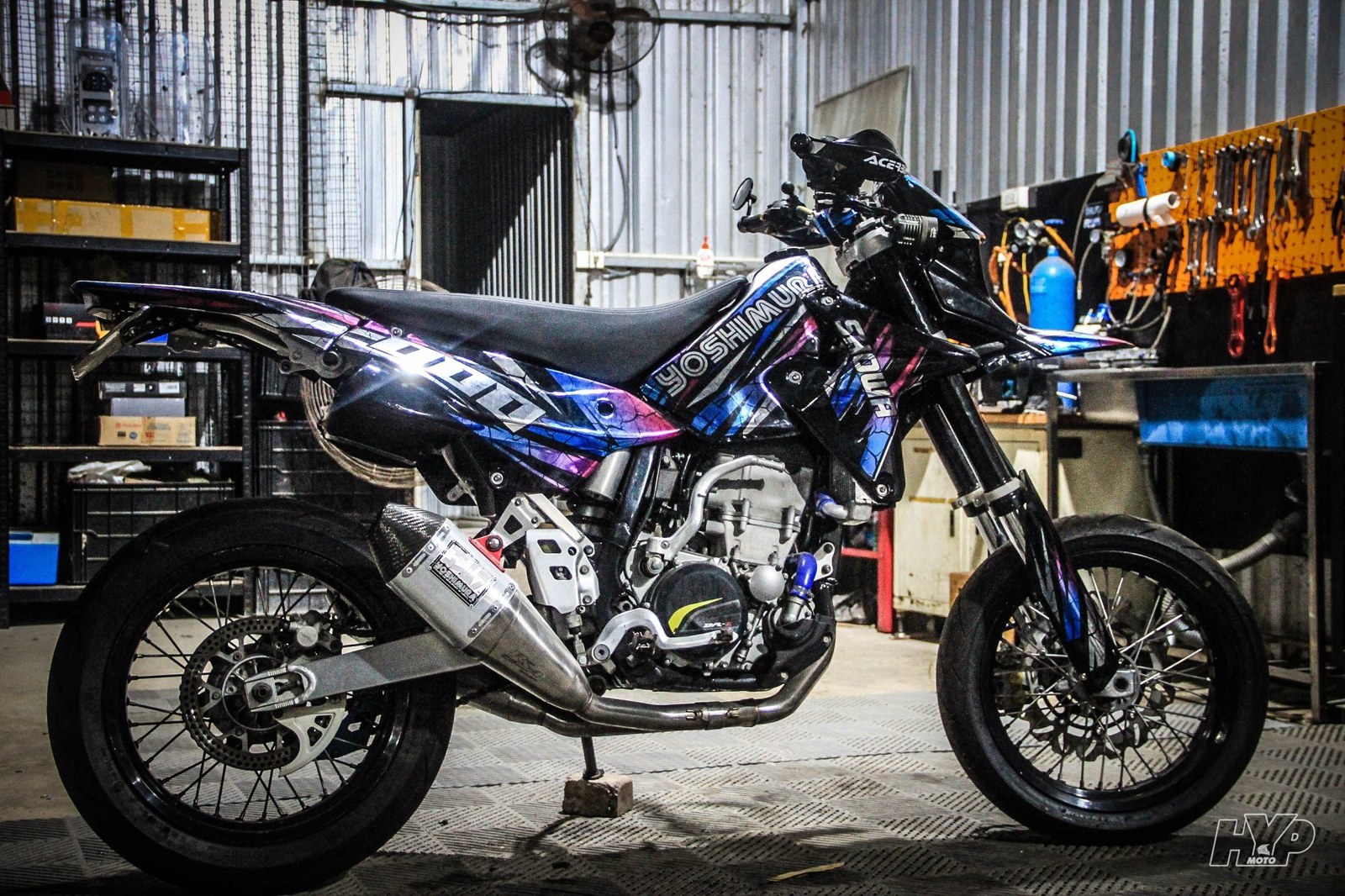Suzuki DRZ supermoto pô Yoshimura trong xưởng