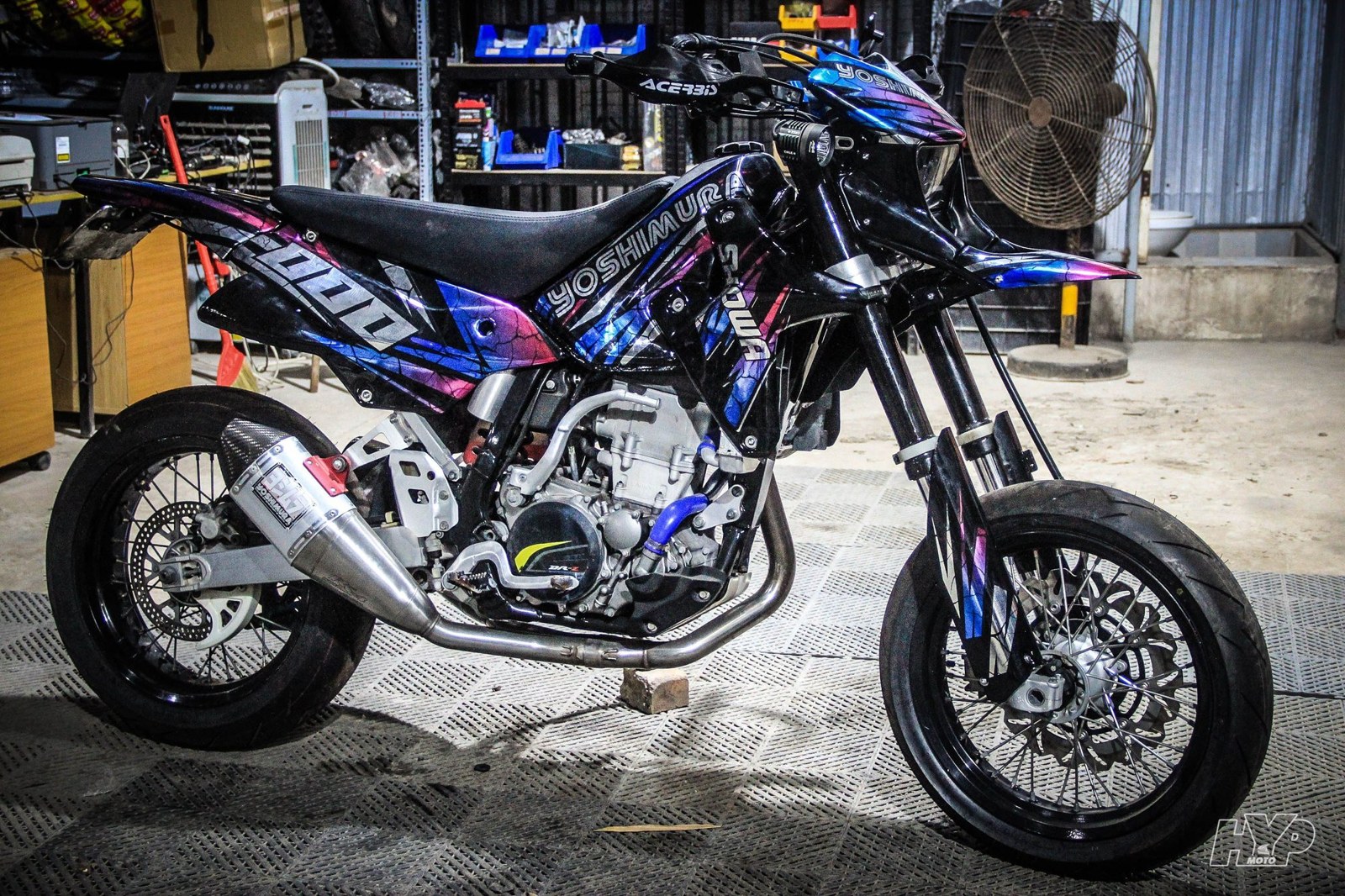 Suzuki DRZ supermoto nhìn ngang bên phải