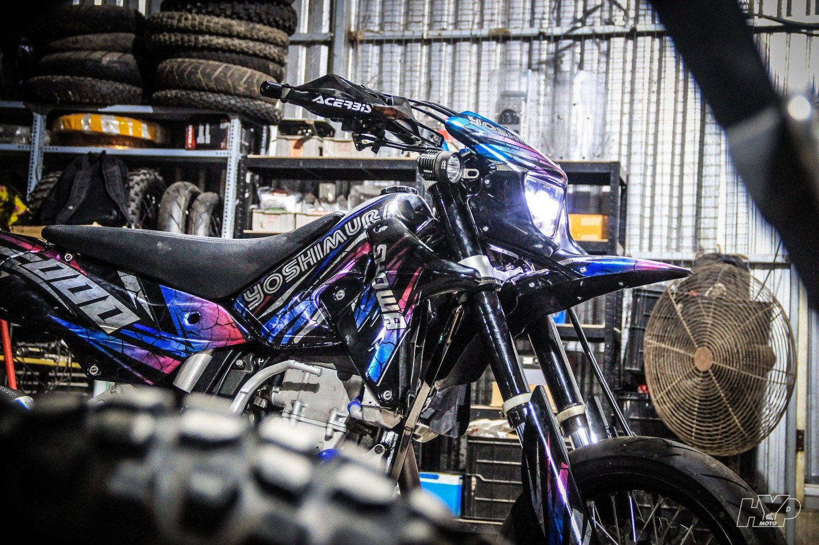 Suzuki DRZ supermoto nhìn chéo trước