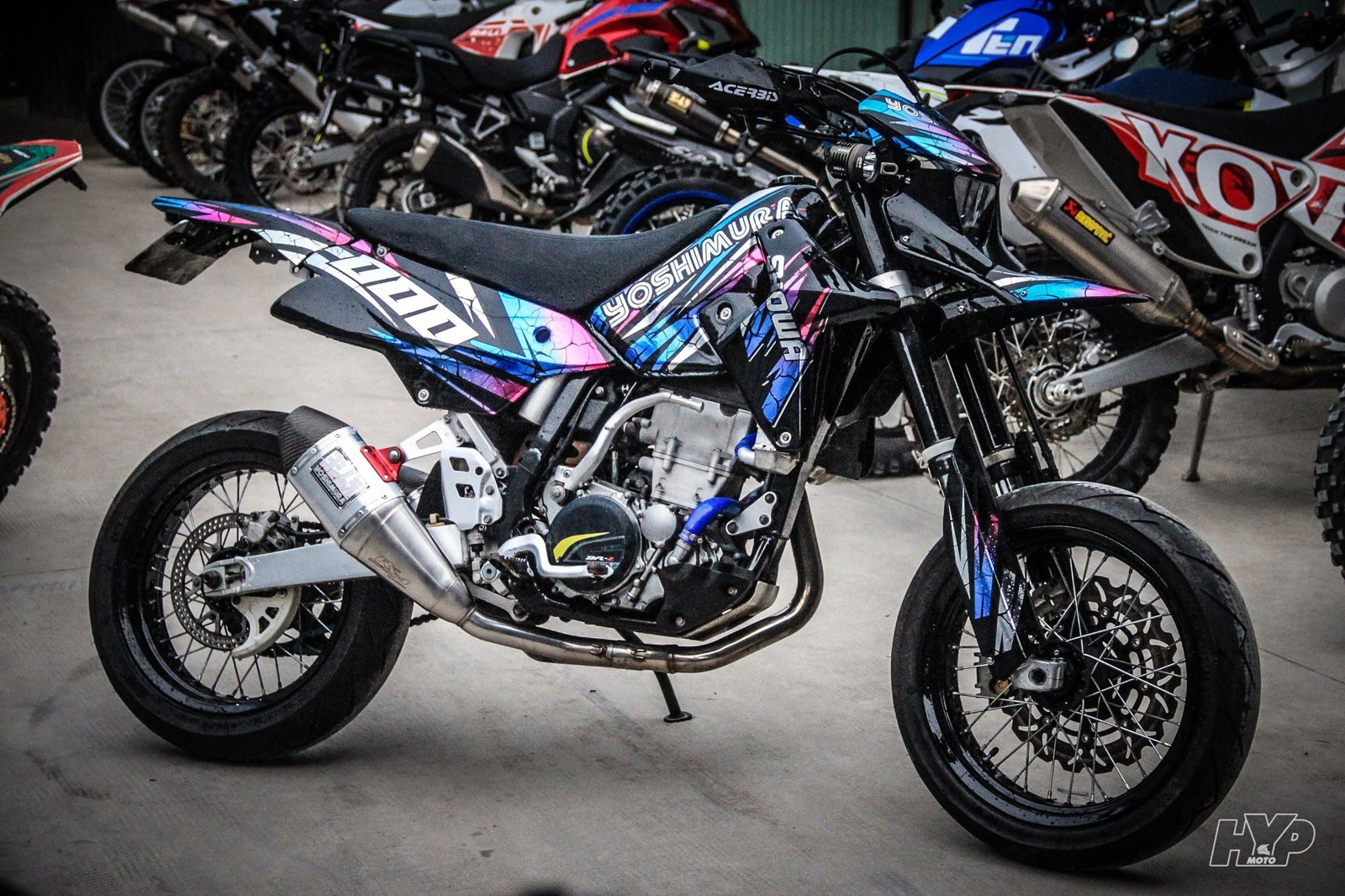 Suzuki DRZ supermoto ngoài sân xưởng