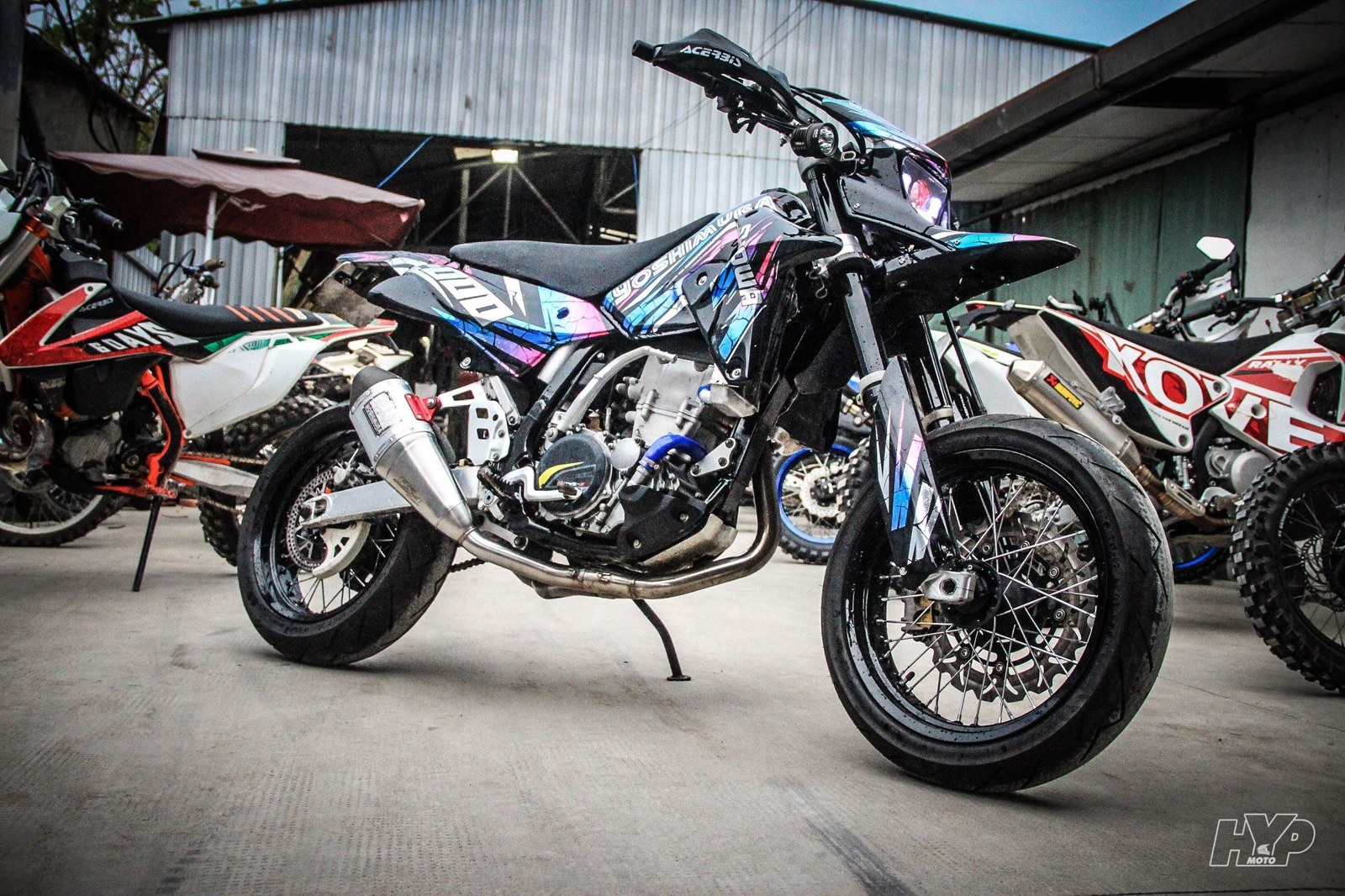 Suzuki DRZ supermoto cạnh dàn xe