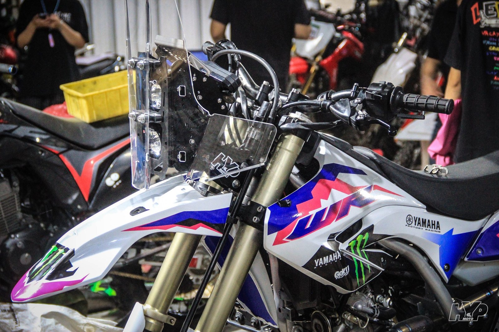 Yamaha WR155R rally trắng tím kính chắn gió trong xưởng ban đêm (1)