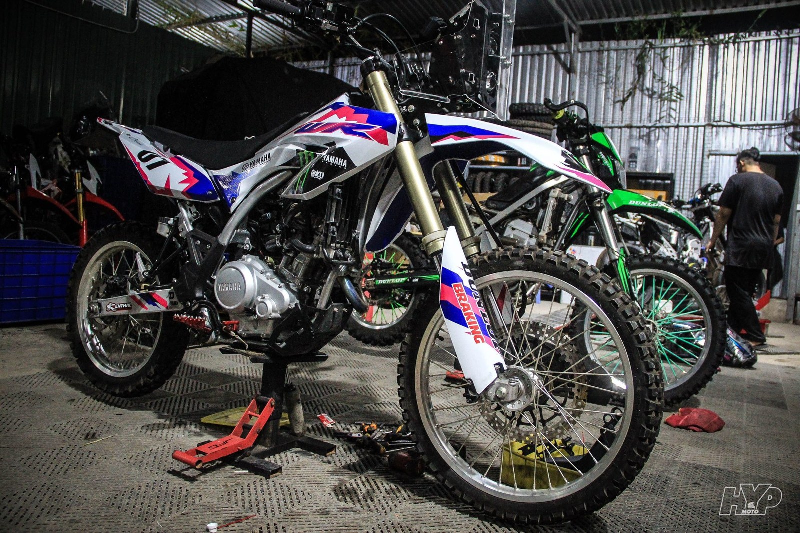 Yamaha WR155R rally trắng tím kính chắn gió trong xưởng ban đêm (4)