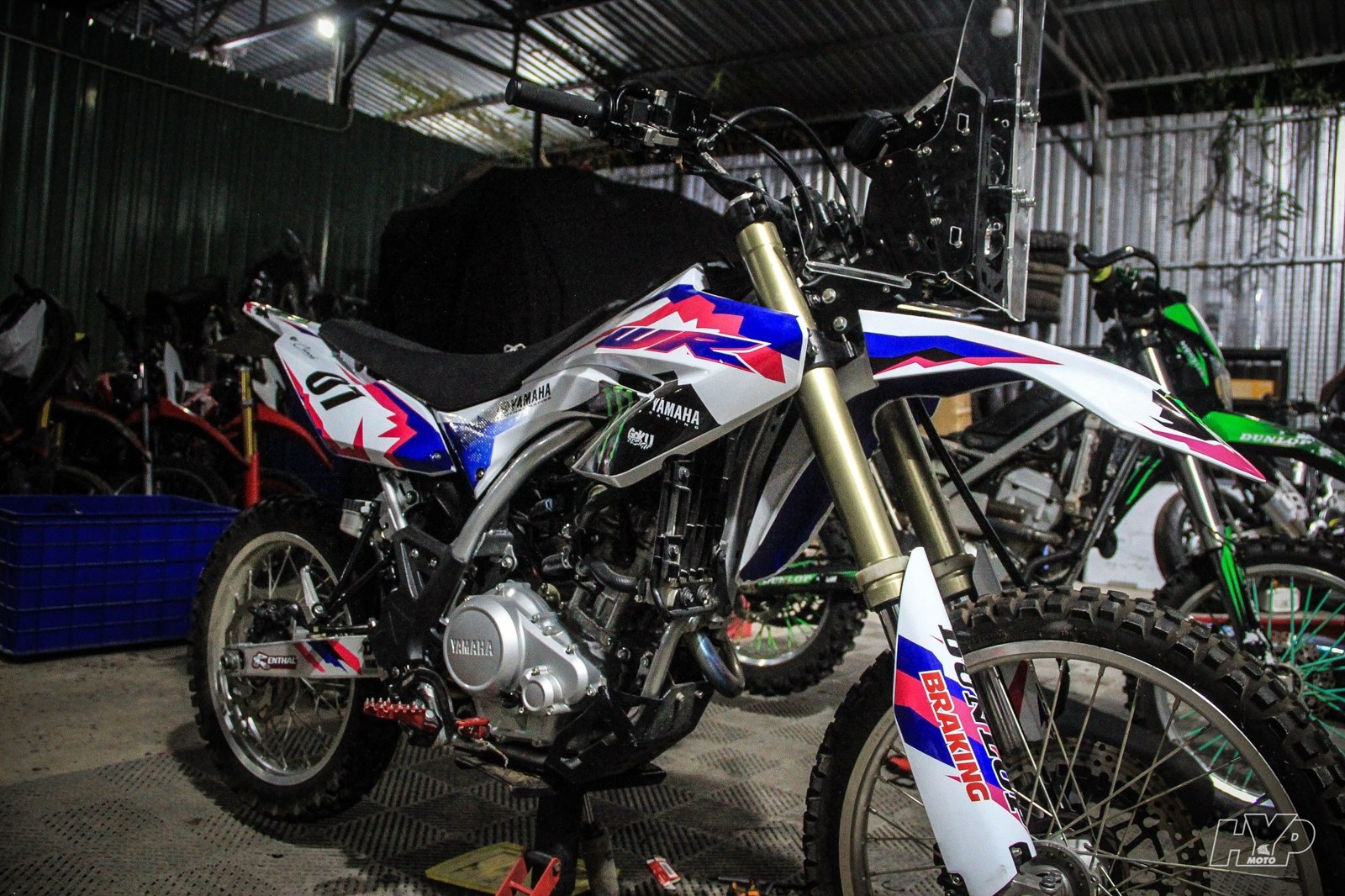 Yamaha WR155R rally trắng tím kính chắn gió trong xưởng ban đêm (5)