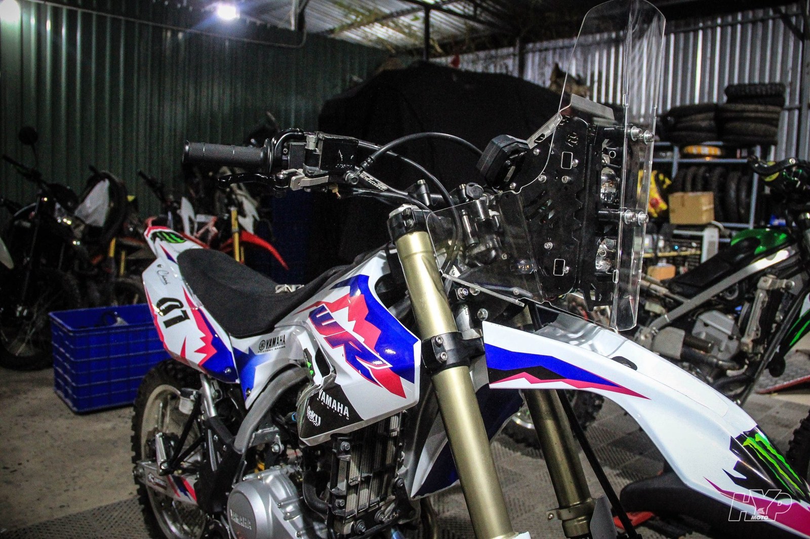 Yamaha WR155R rally trắng tím kính chắn gió trong xưởng ban đêm (6)