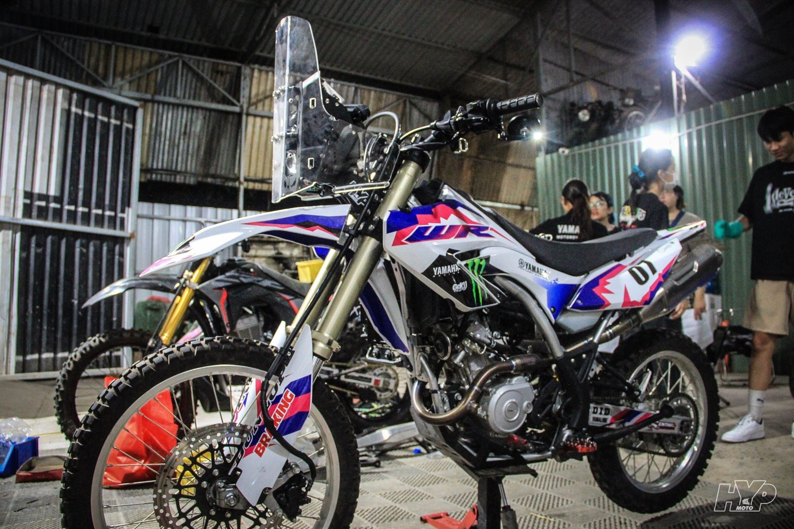 Yamaha WR155R rally trắng tím kính chắn gió trong xưởng ban đêm (7)