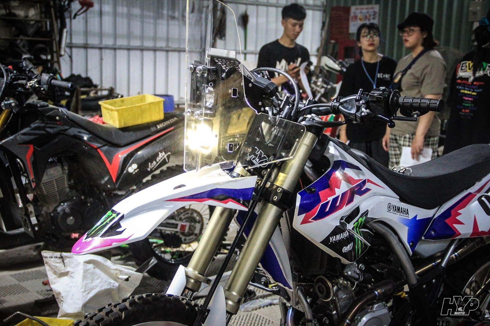 Yamaha WR155R rally trắng tím kính chắn gió trong xưởng ban đêm (9)