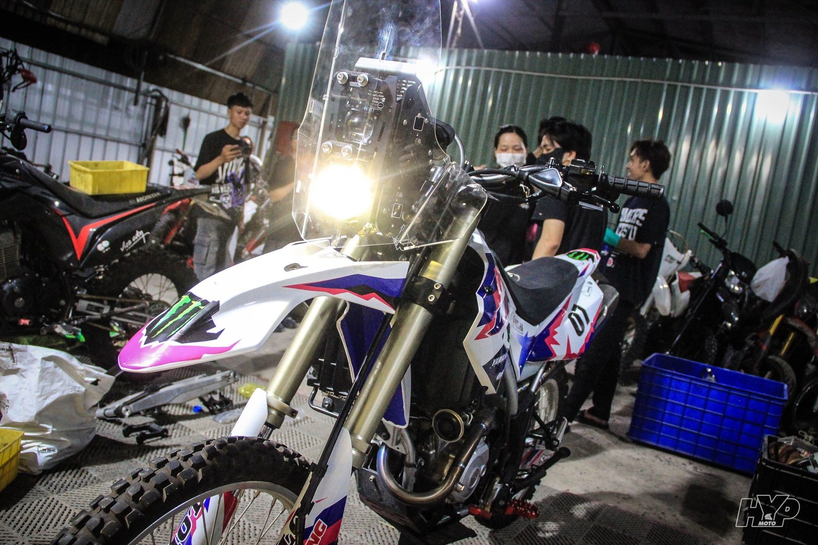 Yamaha WR155R rally trắng tím kính chắn gió trong xưởng ban đêm (10)