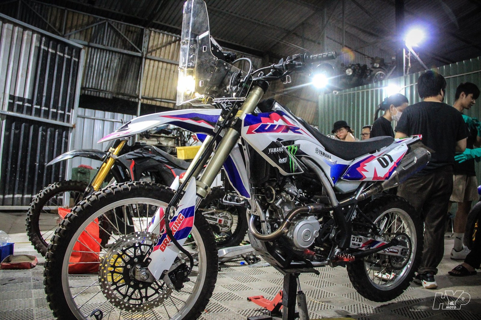 Yamaha WR155R rally trắng tím kính chắn gió trong xưởng ban đêm (11)