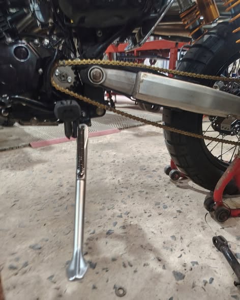 Chân chống nhôm đúc nguyên khối lắp cho YB125 Scrambler tại HYP Moto